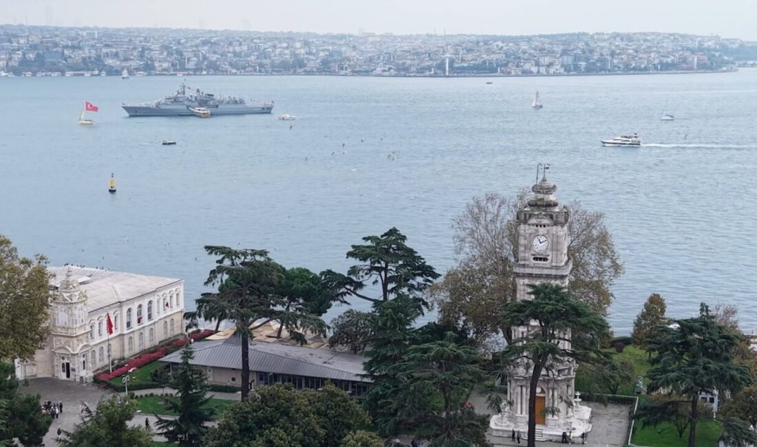 Cumhuriyetin 103'üncü yıl dönümü kutlamaları kapsamında Dolmabahçe açıklarına demirleyen TCG