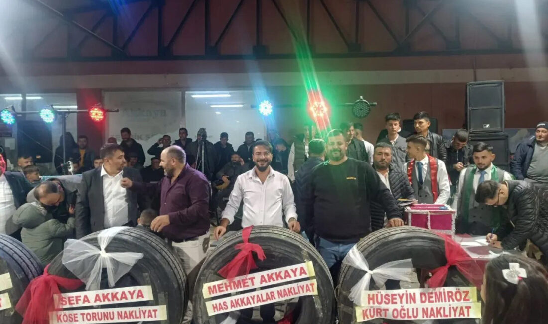 Afyonkarahisar'daki düğün töreninde nakliyecilik yapan damada arkadaşları tarafından takılan 4
