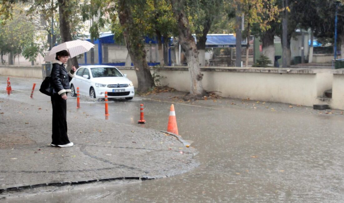 Meteoroloji'nin kuvvetli yağış uyarısı verdiği Edirne'de, gök gürültülü sağanak günlük