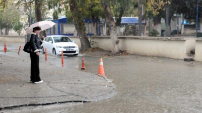 Meteoroloji'nin kuvvetli yağış uyarısı verdiği Edirne'de, gök gürültülü sağanak günlük
