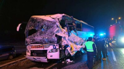 Edirne'de Bulgaristan'dan İstanbul'a giden tur otobüsünün TIR'a arkadan çarpması sonucu