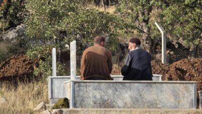 Adıyaman'da yaşayan 85 yaşındaki Ali Karateke, kış şartlarında yakınlarına zahmet