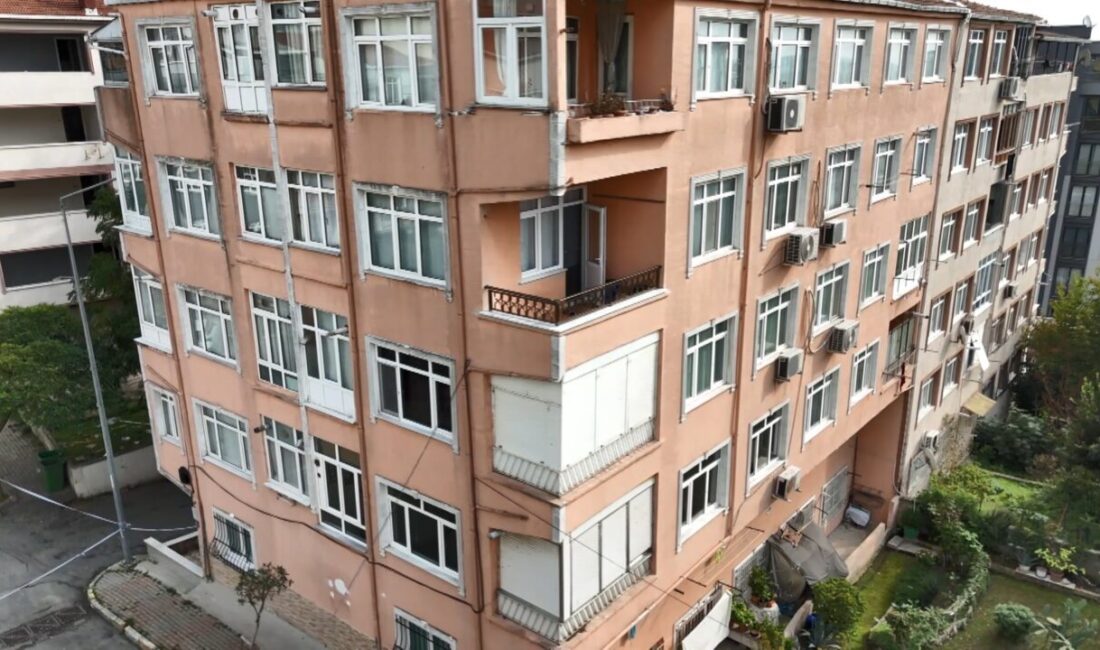 Eyüpsultan’da kolonlarından ses gelmesi üzerine tahliye edilen 5 katlı binada
