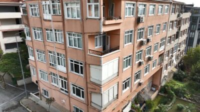 Eyüpsultan’da kolonlarından ses gelmesi üzerine tahliye edilen 5 katlı binada