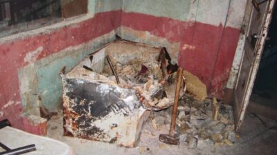 Mersin'de 2007 yılında bir evin bahçesinde betonla kapatılmış buzdolabı içerisinde