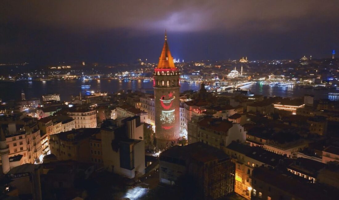 Cumhuriyetin 103'üncü yıl dönümü kutlamaları kapsamında Galata Kulesi'ne yansıtılan Atatürk