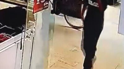 Bursa'nın İnegöl ilçesinde bir mağazaya elinde gazozla giren şüpheli, vitrindeki