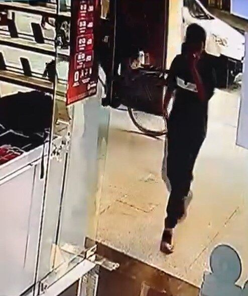Bursa'nın İnegöl ilçesinde bir mağazaya elinde gazozla giren şüpheli, vitrindeki