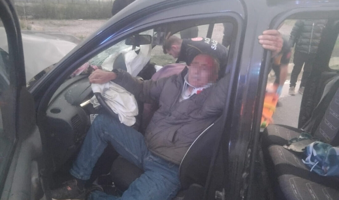 Kocaeli’nin Gebze ilçesinde iki otomobilin kafa kafaya çarpışması sonucu meydana