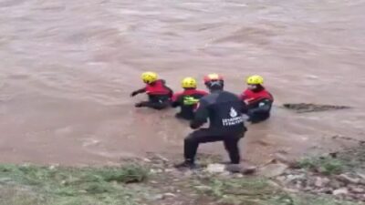 Kocaeli'nin Gebze ilçesinde dereye düşen cipin sele kapılması sonucu kaybolan
