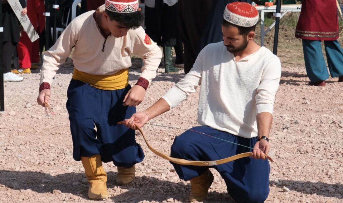 Bursa'nın Karacabey ilçesinde düzenlenen Geleneksel Türk Okçuluk Bursalı Şüca Hava