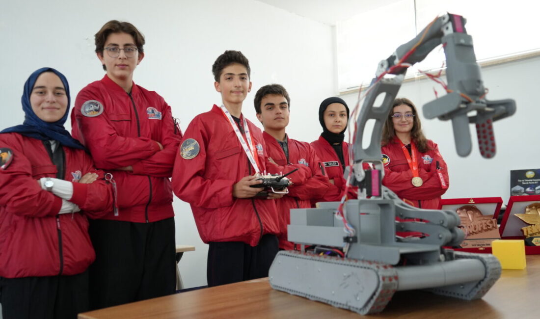 Kayseri’de tasarladıkları paletli kargo taşıma robotuyla TEKNOFEST Robolig Yarışması’na katılan