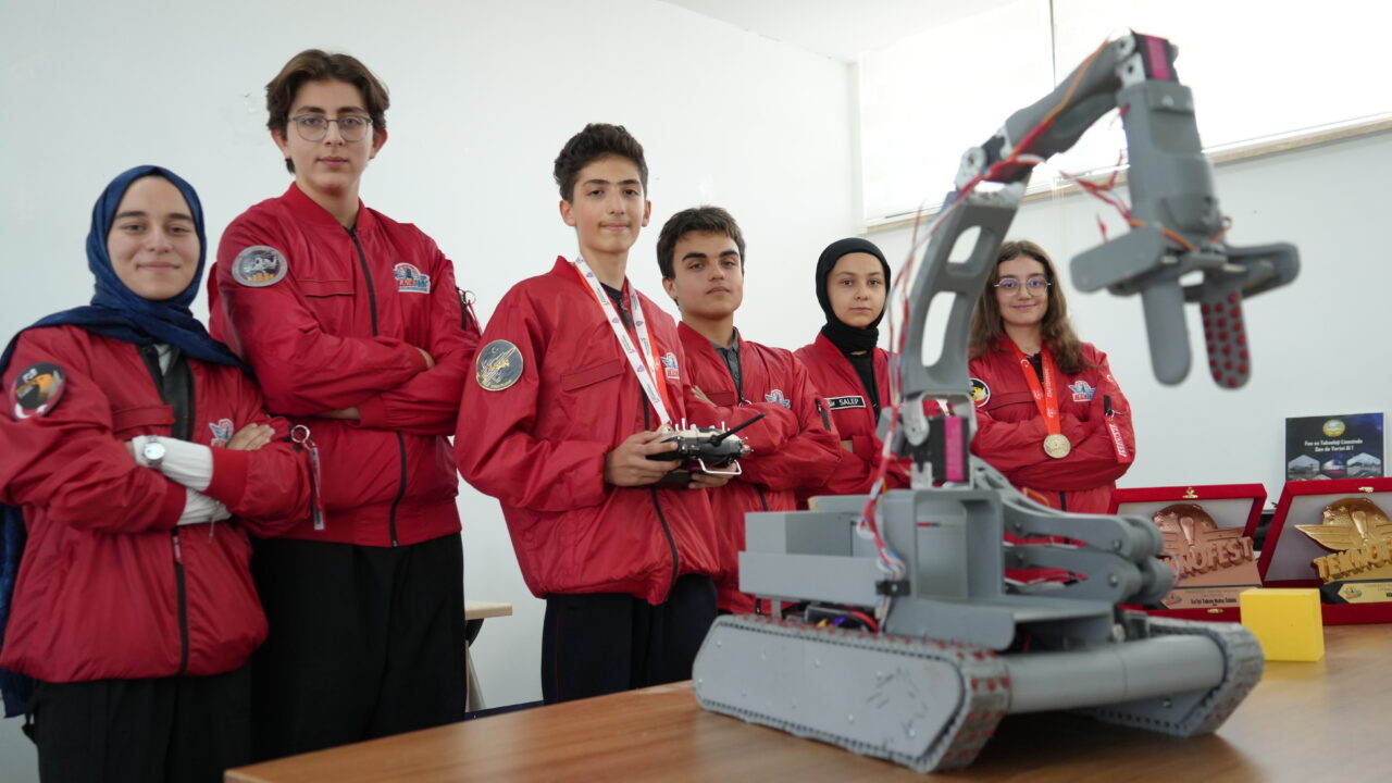 Kayseri’de tasarladıkları paletli kargo taşıma robotuyla TEKNOFEST Robolig Yarışması’na katılan