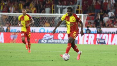 Trendyol Süper Lig'de yükselişe geçen Göztepe'de, sol bek pozisyonunda görev