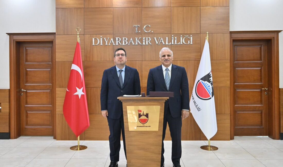 Diyarbakır Valisi Murat Zorluoğlu, çeşitli temaslarda bulunmak üzere şehre gelen