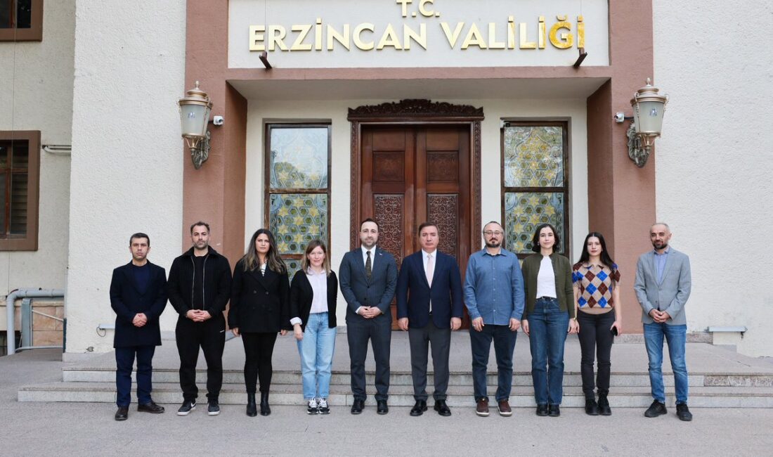 Erzincan Valisi Hamza Aydoğdu, makamında Cumhurbaşkanlığı İletişim Başkanlığı Erzincan Bölge