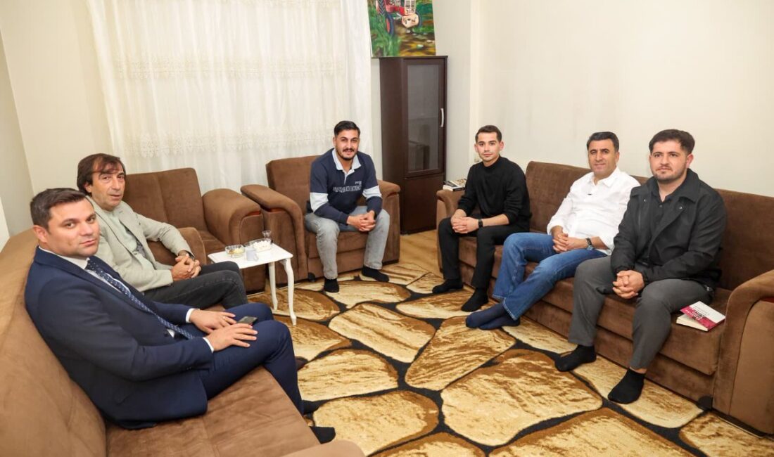 Tunceli Valisi Şefik Aygöl, şehirdeki gençlerle bir araya gelmek ve