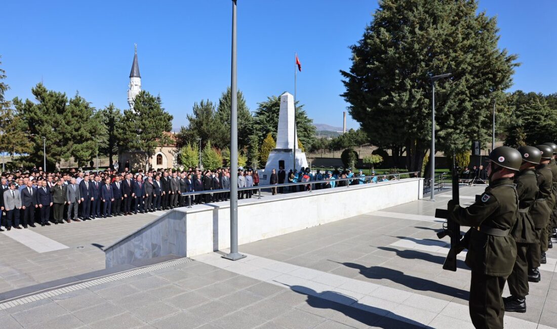 Çorum’da 29 Ekim Cumhuriyet Bayramı etkinlikleri, düzenlenen şehitlik ziyareti ile