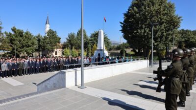 Çorum’da 29 Ekim Cumhuriyet Bayramı etkinlikleri, düzenlenen şehitlik ziyareti ile