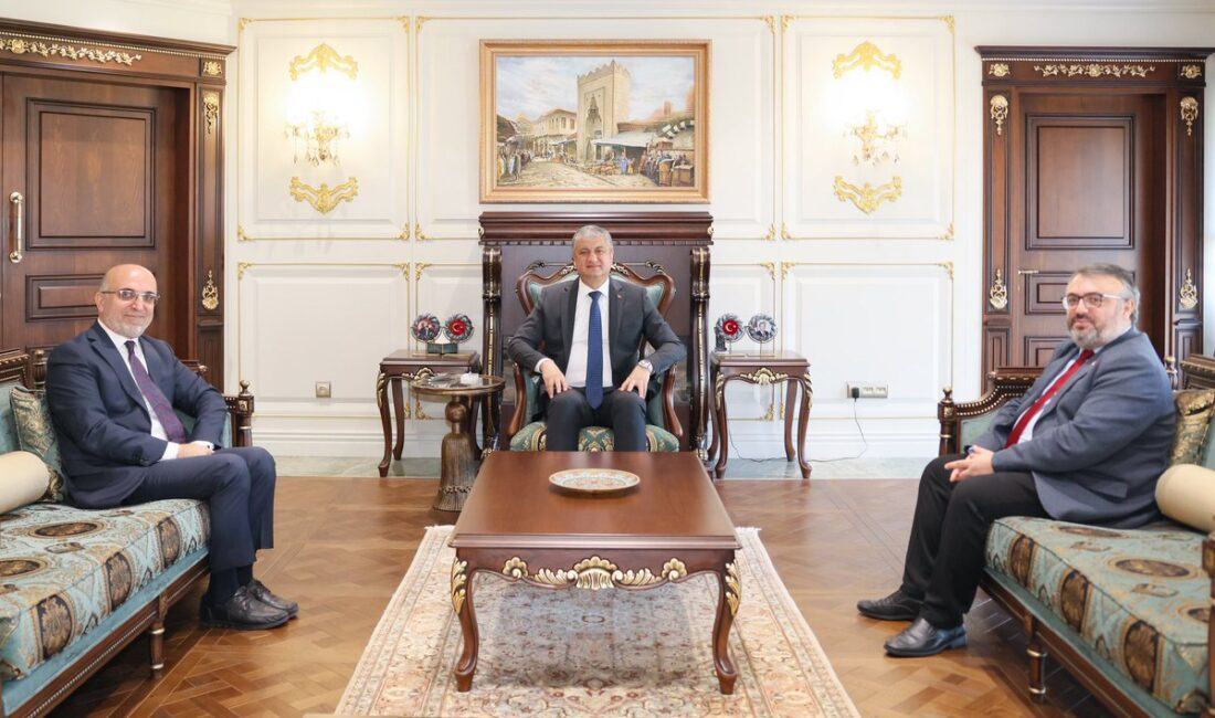 Adana Valisi Mustafa Yavuz, görevlerine yeni başlayan İl Müftüsü Lütfü