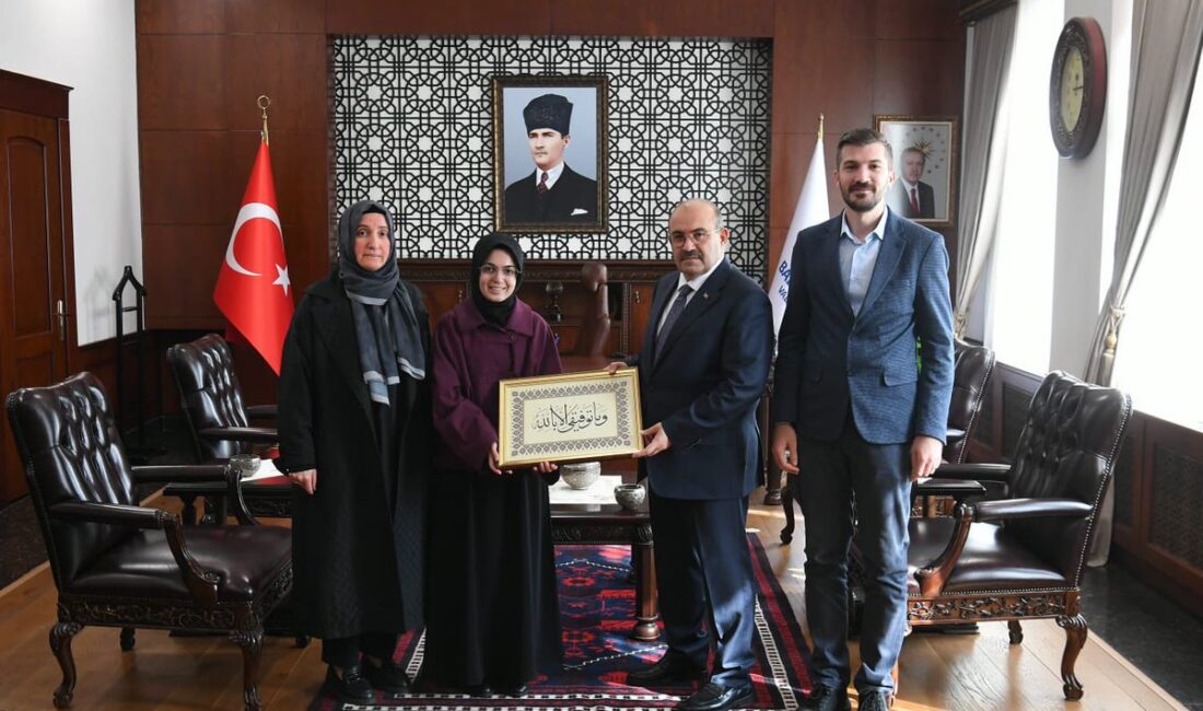 Balıkesir Valisi İsmail Ustaoğlu, akademik başarılarıyla dikkat çeken ve eğitim