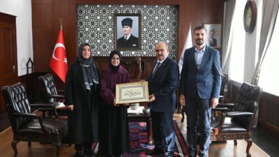 Balıkesir Valisi İsmail Ustaoğlu, akademik başarılarıyla dikkat çeken ve eğitim