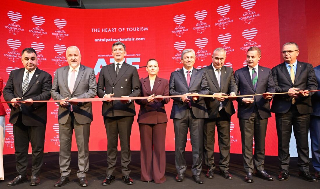 Antalya Valisi Hulusi Şahin, kentte düzenlenen 8. Uluslararası Antalya Turizm