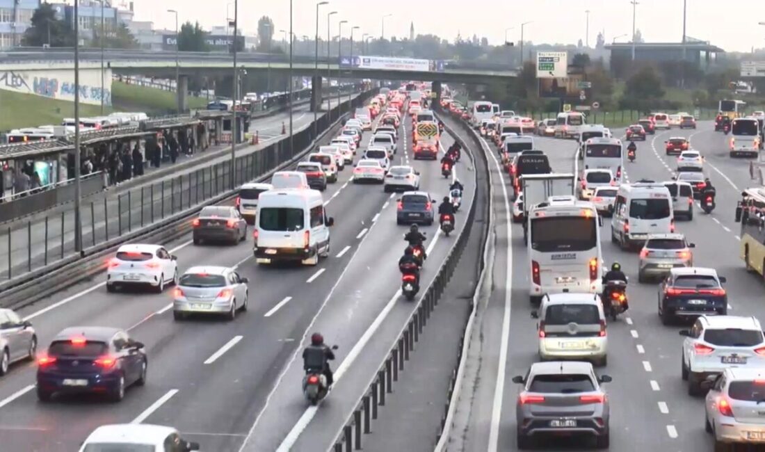 Haftanın ilk iş gününde İstanbul genelinde trafik yoğunluğu yaşanıyor. İki