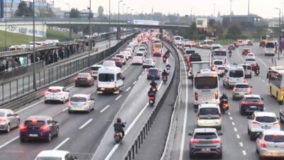 Haftanın ilk iş gününde İstanbul genelinde trafik yoğunluğu yaşanıyor. İki