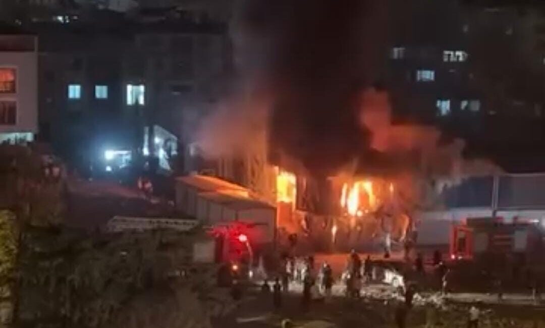 Hatay'ın Defne ilçesinde işçilerin yatakhane olarak kullandığı konteynerde çıkan yangın,