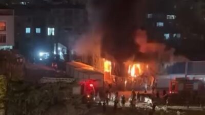 Hatay'ın Defne ilçesinde işçilerin yatakhane olarak kullandığı konteynerde çıkan yangın,