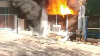 Kocaeli'nin Körfez ilçesinde bir hurdacı dükkanında çıkan yangın, rüzgarın etkisiyle