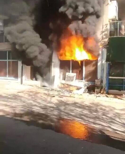 Kocaeli'nin Körfez ilçesinde bir hurdacı dükkanında çıkan yangın, rüzgarın etkisiyle