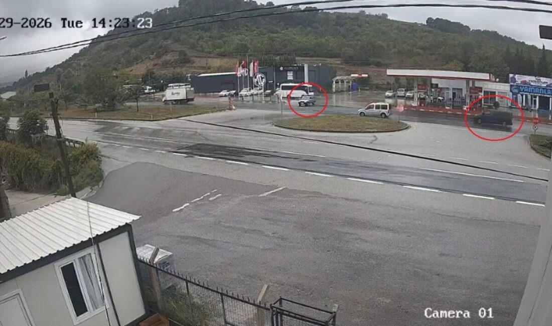 YALOVA-Bursa kara yolunda minibüsün çarpmasıyla ikiye bölünen otomobilin sürücüsü Naim