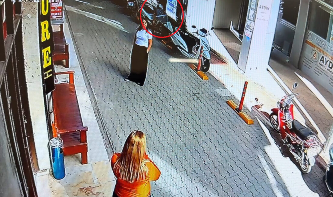 Mersin'in Silifke ilçesinde bir iş hanının dış cephesinden kopan cam