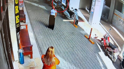 Mersin'in Silifke ilçesinde bir iş hanının dış cephesinden kopan cam