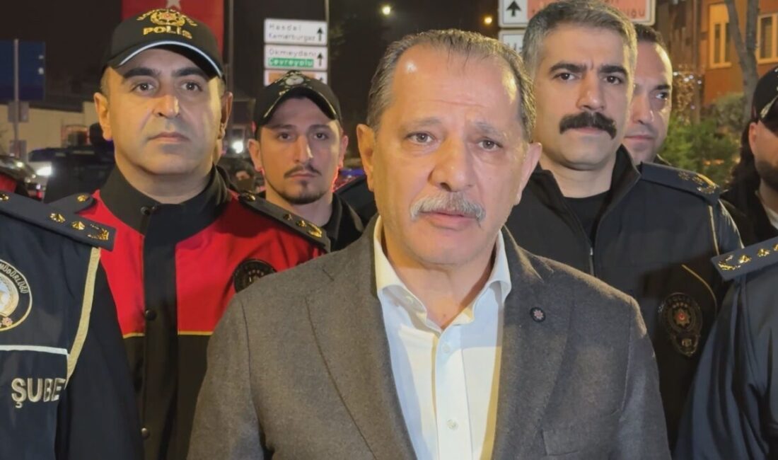 Kağıthane'de gerçekleştirilen güvenlik denetimlerine katılan İstanbul İl Emniyet Müdürü Selami