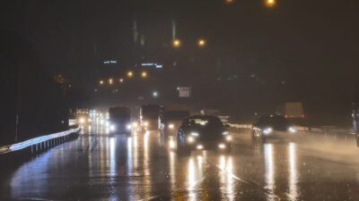 Meteoroloji'nin uyarılarının ardından İstanbul'da etkili olan sağanak yağış, yollarda su