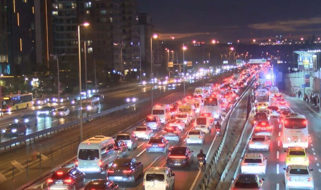 İstanbul'da mesai bitimiyle birlikte ana arterlerde trafik durma noktasına geldi,