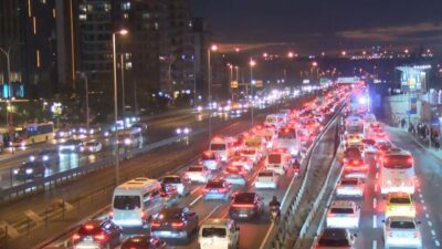 İstanbul'da mesai bitimiyle birlikte ana arterlerde trafik durma noktasına geldi,