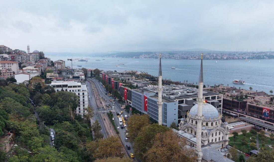 Cumhuriyetin 101. yıl dönümü kutlamaları kapsamında İstanbul'un ana arterleri Türk