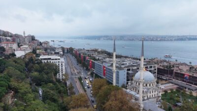 Cumhuriyetin 101. yıl dönümü kutlamaları kapsamında İstanbul'un ana arterleri Türk