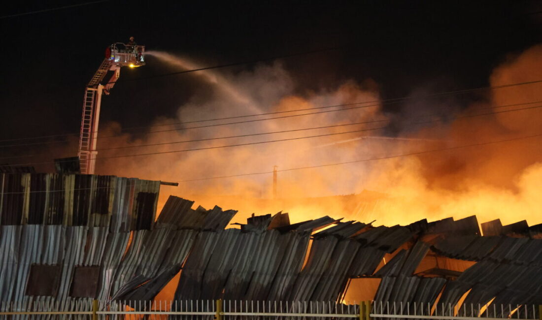 Buca ilçesinde bulunan bir depoda gece saatlerinde çıkan yangın, itfaiye