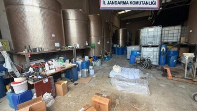 İzmir'in Bornova ilçesinde jandarma ekiplerinin bir iş yerine düzenlediği operasyonda,