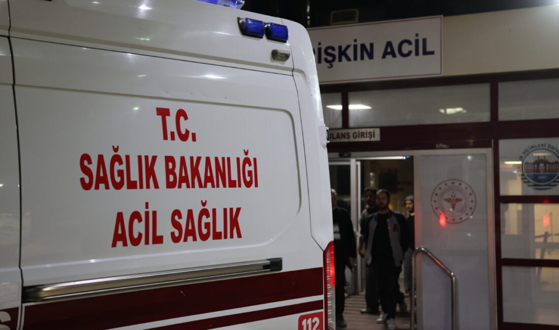 İzmir’in Konak ilçesinde ailesiyle vakit geçiren bir kişi, laf atma