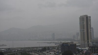 İzmir'de hafif yağışın ardından kenti etkisi altına alan yoğun sis