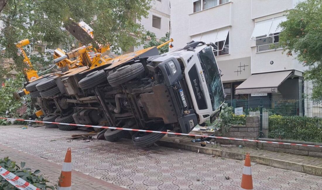 Kadıköy’de inşaat çalışması sırasında devrilen vinç, 11 katlı bir binaya