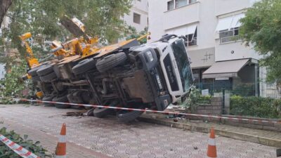 Kadıköy’de inşaat çalışması sırasında devrilen vinç, 11 katlı bir binaya