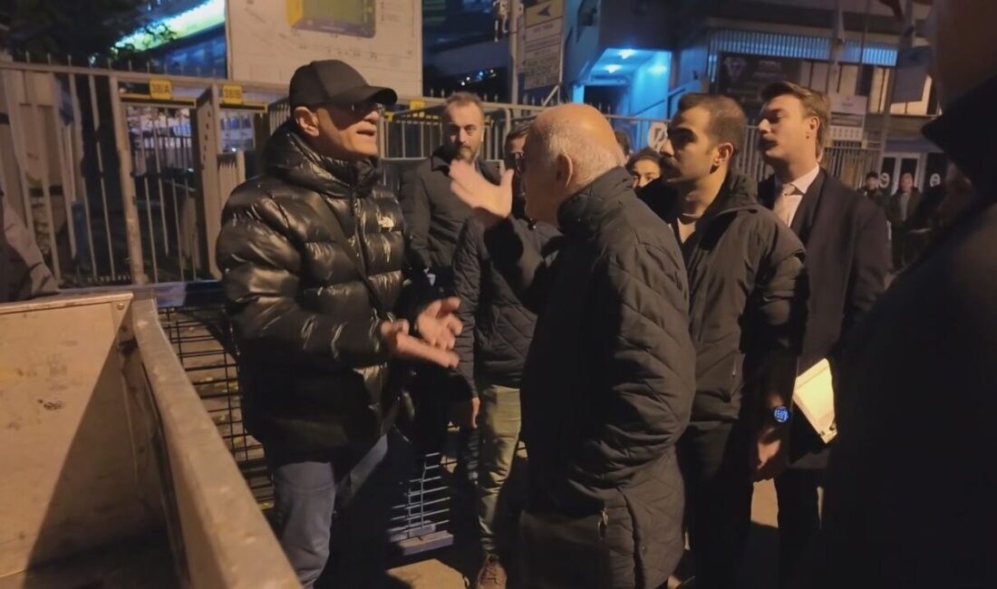 Kadıköy'de yıkım kararı alınan 3 binanın sakinleri, kendilerine resmi tebligat
