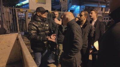 Kadıköy'de yıkım kararı alınan 3 binanın sakinleri, kendilerine resmi tebligat